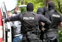 Adolescenți bănuiți de mai multe furturi retinuți după două percheziții la Săveni