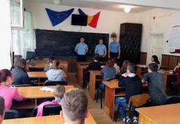 Jandarmii au discutat cu elevii din școlile botoșănene pentru o „Vacanță în siguranță”