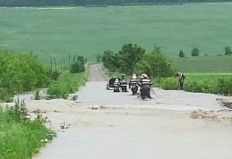 Trei persoane salvate dintr-o mașină surprinsă de ape în județul Botoșani