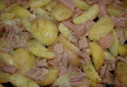 Cartofi noi cu șuncă la cuptor