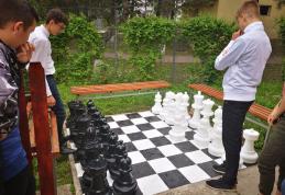 Surpriză din partea absolvenților pentru actualii elevi de la Seminarul Teologic Dorohoi - FOTO