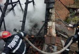 Păgubiți de foc! Două familii din Suharău și Guranda au rămas fără acoperiș deasupra capului