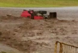 Tractor luat de viitură în județul Botoșani! Șoferul și mai multe animale salvate de pompieri - VIDEO/FOTO