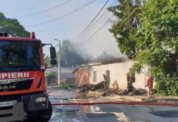 Casă cuprinsă de flăcări la Botoșani! Pompierii au intervenit cu patru echipaje - FOTO