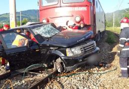 Accident feroviar! Mașina unui om de afaceri din Dorohoi lovită violent de un tren în județul Suceava