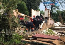 Scene de groază la Dorohoi! Doi tineri care demolau o casă au fost surprinși sub dărâmături - FOTO