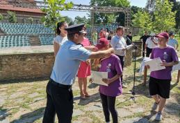 Zeci de elevi din județul Botoşani au devenit „mesagerii” pompierilor - FOTO