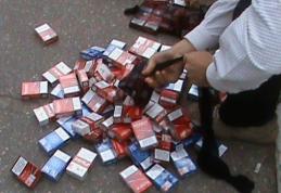 O tânără de 21 de ani s-a ales cu dosar penal pentru contrabandă cu ţigări