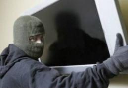 Tânăr din Dorohoi prins când încerca să fure un televizor. Vezi unde se ascundea „viteazul”