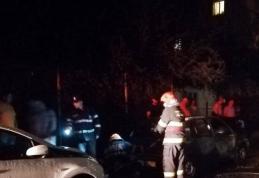 Mașină parcată pe o alee din Botoșani cuprinsă de flăcări