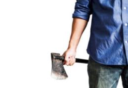 Echipaj de ambulanţă amenințat cu toporul de către un bărbat aflat în stare de ebrietate