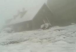 A venit iarna în Bucegi și Făgăraș! Viscol pe Vârful Omu. La Bâlea Lac, ninge cu tunete și fulgere