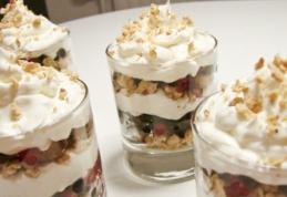 Cremă de iaurt cu fructe de pădure