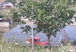 Accident spectaculos la Botoșani! A rupt un gard și a plonjat cu mașina în bazinul de ape uzate de la Nova ApaServ