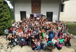 Bucuria jocului și buna dispoziție au cuprins, din nou, curtea bisericii din Ibănești - FOTO