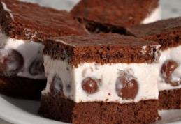 Prăjitură ușoară cu iaurt, frișcă și cireșe