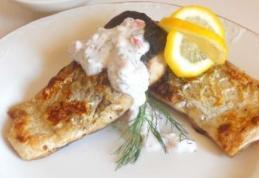 Pește cu sos de hrean și roșii