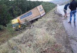ACCIDENT la Dealu Mare! Tir ieșit în decor după ce a rupt un parapet metalic
