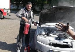 Omul potrivit, în locul potrivit. Cum a stins un pompier aflat în timpul liber incendiul izbucnit la o maşină – FOTO