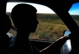 INCONŞTIENŢĂ. Un puşti de 16 ani a furat maşina părinţilor şi a provocat un accident