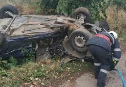 Accident cu persoană încarcerată! Patru tineri s-au răsturnat cu mașina în comuna Viișoara – FOTO