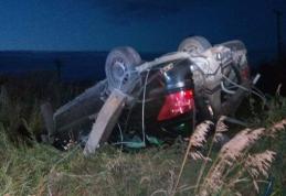 Accident! Bărbat rămas încarcerat după ce mașina în care se afla a rupt un stâlp și s-a răsturnat - FOTO