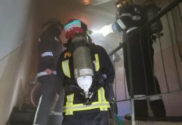 Panică într-un bloc din Botoșani! Incendiu izbucnit în camera unui apartament - FOTO