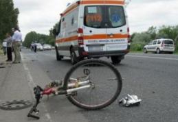 Culmea accidentelor rutiere: Un bărbat beat s-a accidentat după ce a intrat cu bicicleta într-o mașină