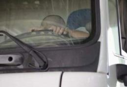 Un șofer român a fost găsit mort în cabina camionului său aflat într-o parcare din Italia 