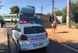 Impactul dintre trenul Dorohoi – Iași și camionul plin cu cereale surprins de o cameră de supraveghere - VIDEO