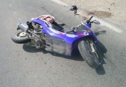 Tânăr beat și fără permis a ieșit la plimbare cu mopedul și a produs un accident