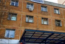 Un bărbat s-a aruncat în cap de la etajul al doilea al Spitalului Județean