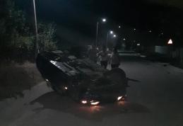 Tineri și neliniștiți: s-au răsturnat cu BMW-ul după care au părăsit locul accidentului