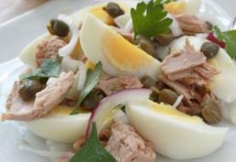 Salată de ton, ouă și ceapă