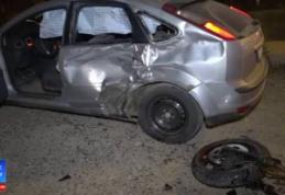 Doi tineri din Botoşani în stare gravă, după ce motocicleta pe care se aflau a lovit violent o maşină