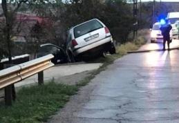 Plouă la început de septembrie cu ....accidente! Un șofer a ajuns cu mașina în parapetul de pe marginea drumului