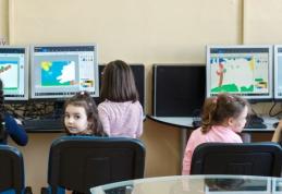 Ateliere Fără Frontiere sprijină cu 300 de calculatoare copiii și tinerii din medii defavorizate