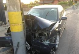 Urcat băut la volan, un bătrân de 73 de ani a intrat cu mașina într-un stâlp
