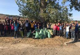 Sute de voluntari au luat parte la acţiunea de ecologizare „Let’s do it, România” în Dorohoi - FOTO