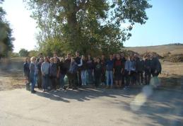 „Let`s Do It, Romania”: La Dorohoi, 42 de elevi de la Colegiul National „Grigore Ghica” au făcut curăţenie în mai multe zone din oraş - FOTO