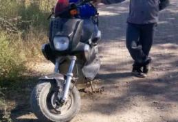 La plimbare pe moped cu numere false și fără permis de conducere