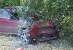 ACCIDENT! A ajuns la spital după ce a intrat cu mașina într-un copac