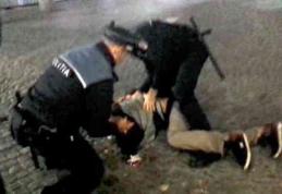 Tânăr de 19 ani reţinut după ce a provocat haos într-un bar