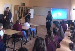 Prevenirea traficului de persoane și droguri în rândul elevilor de la Școala Gimnazială „Alexandru Ioan Cuza” Dorohoi - FOTO