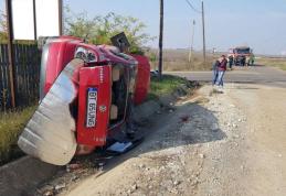 Accident grav! Mașină care nu a oprit la STOP răsturnată pe marginea drumului. Patru victime la Urgență - FOTO