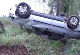 Șoferiță începătoare se răstoarnă cu mașina, o fată de 18 ani rănită, conducătoarea auto a PĂRĂSIT locul accidentului