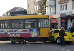 Mașină lovită de tramvai în Botoșani. Trafic blocat pe Calea Națională