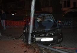 Stâlp doborât de o tânără dorohoiancă pe Bulevardul Victoriei