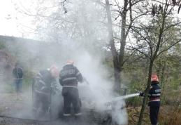 Mașină cuprinsă de flăcări la Roma! Pompierii au intervenit pentru stingerea incendiu - FOTO