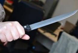 Tânăr de 17 ani în stare gravă după ce a fost înjunghiat în zona gâtului de propria mamă